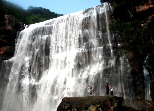 我国水流量最大的瀑布是(中国最美瀑布排名)插图1