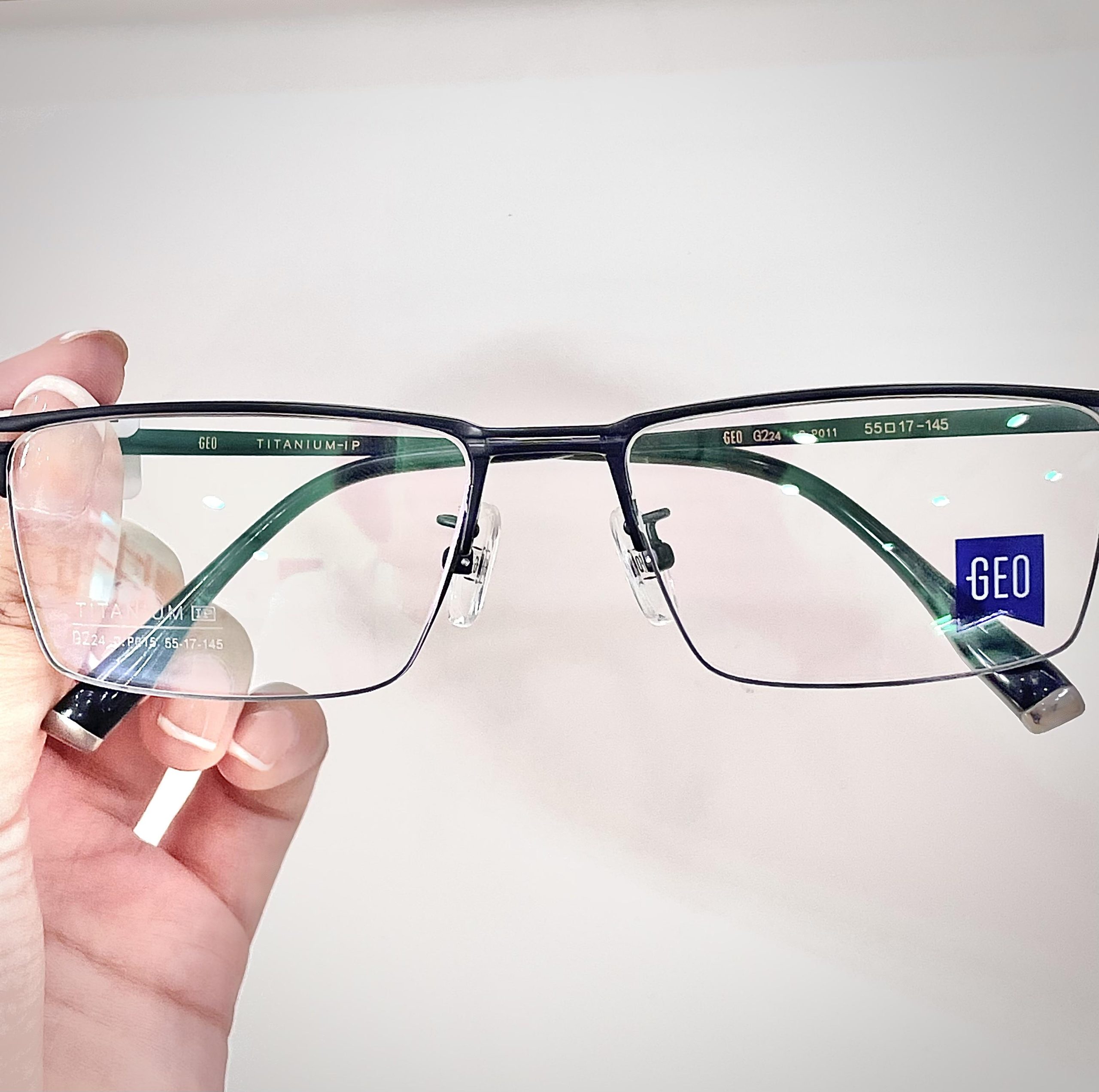 眼镜镜片什么材质最好(什么样的镜框戴着舒适且时尚)插图1