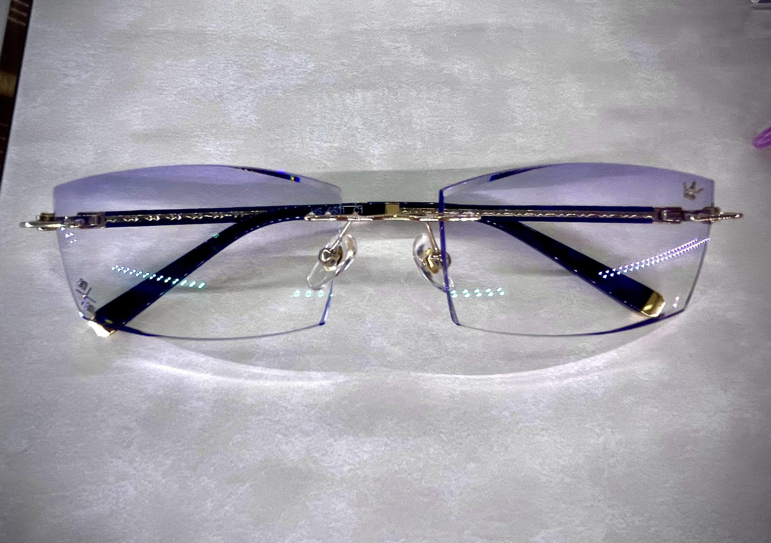 眼镜镜片什么材质最好(什么样的镜框戴着舒适且时尚)插图4