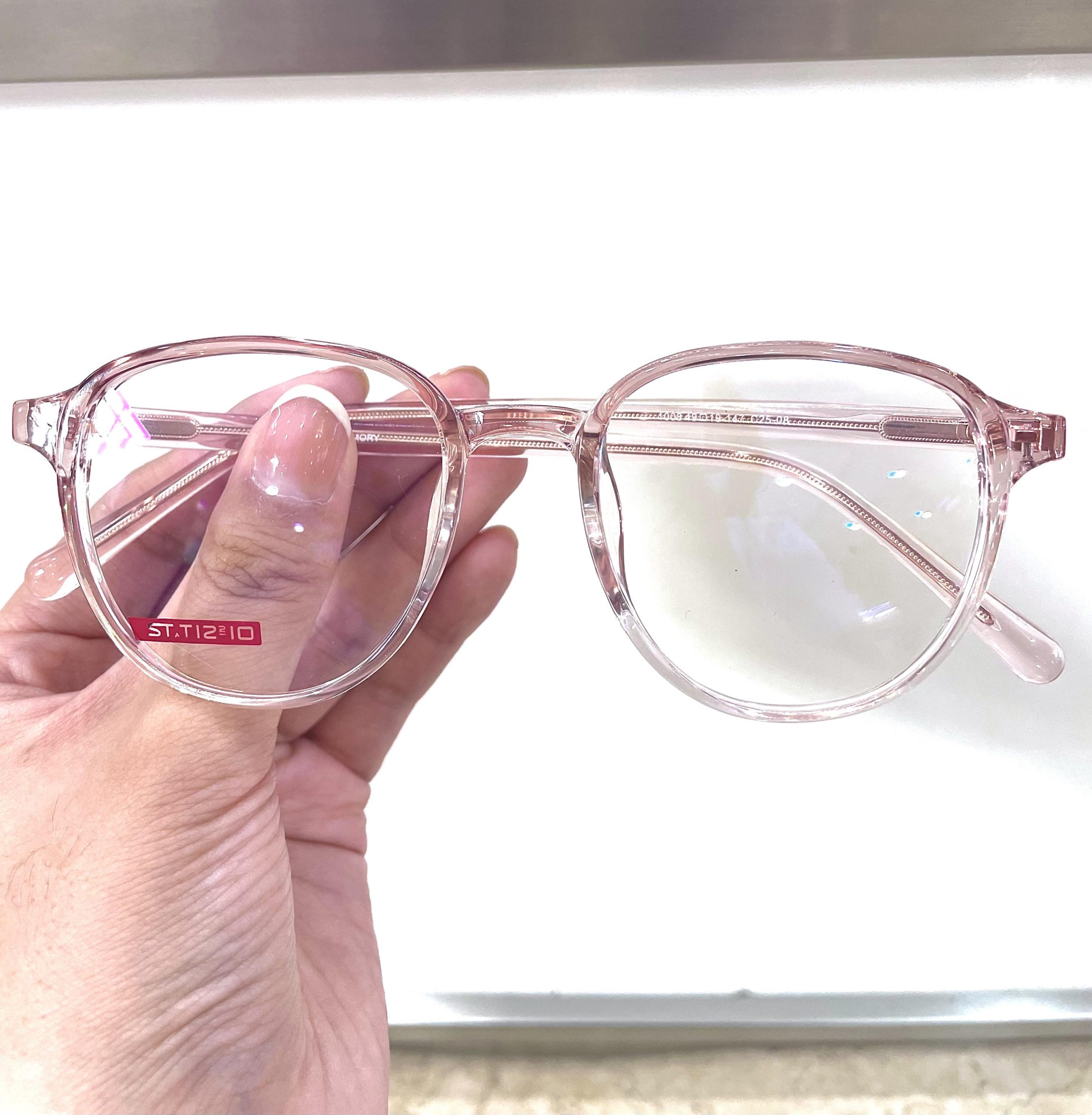 眼镜镜片什么材质最好(什么样的镜框戴着舒适且时尚)插图