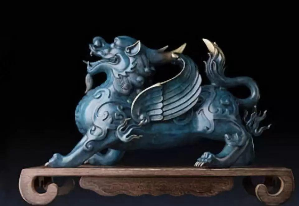 貔貅呢,是龙王第九个儿子,也是古代五大瑞兽之一,非常壕气,以金银珠宝