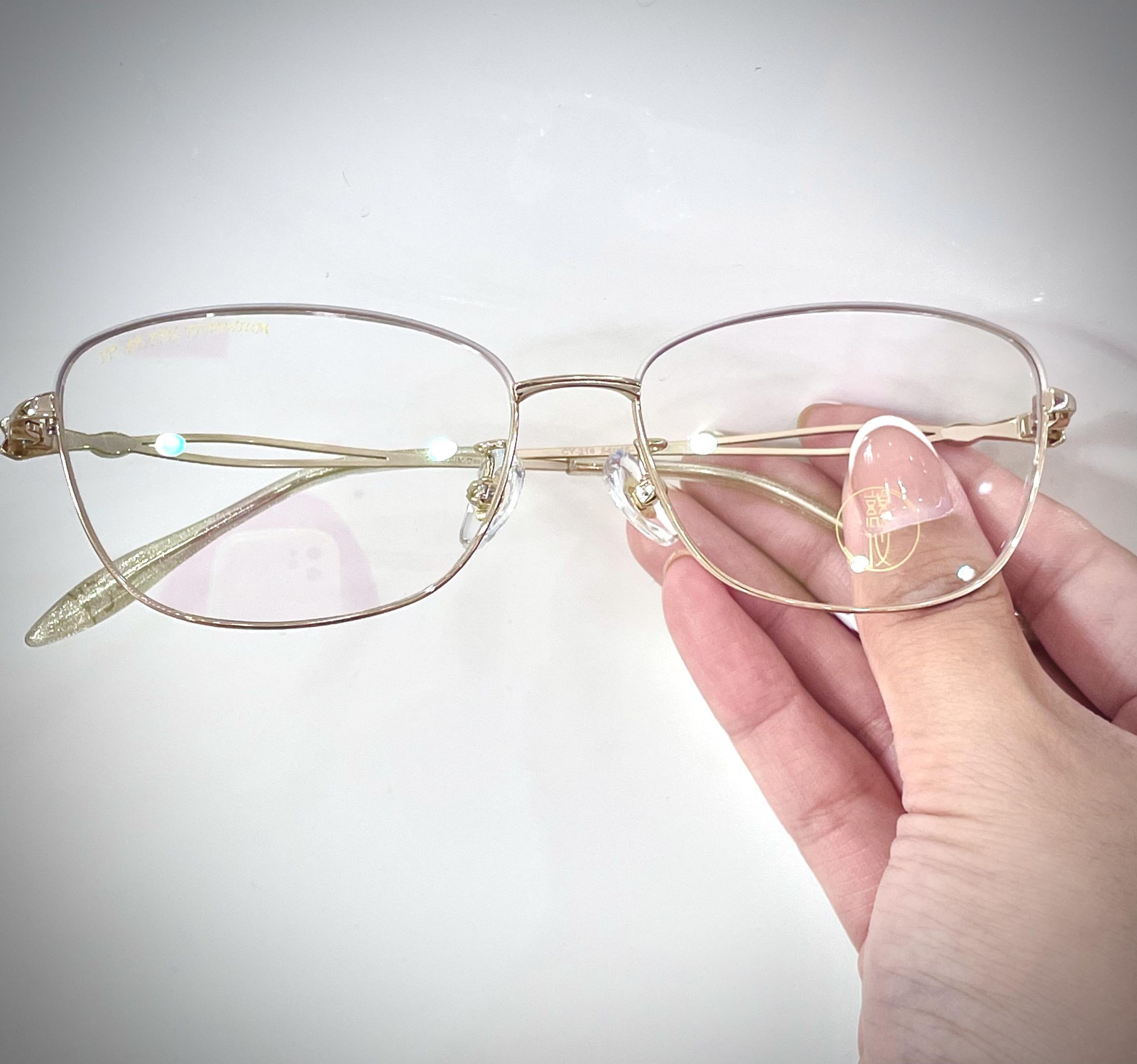 眼镜镜片什么材质最好(什么样的镜框戴着舒适且时尚)插图2