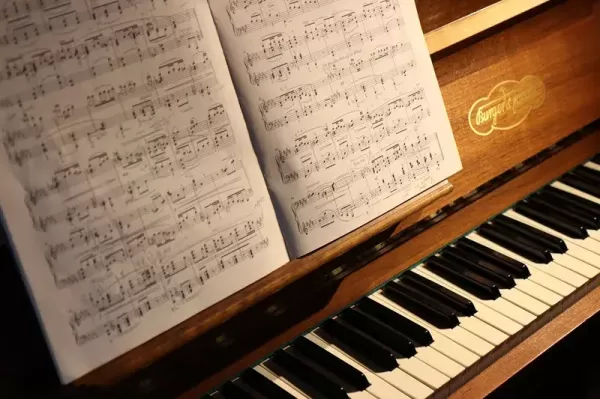 史上最优美十大钢琴曲，钢琴最好听的10首曲子(附2023年最新排行榜前十名单)