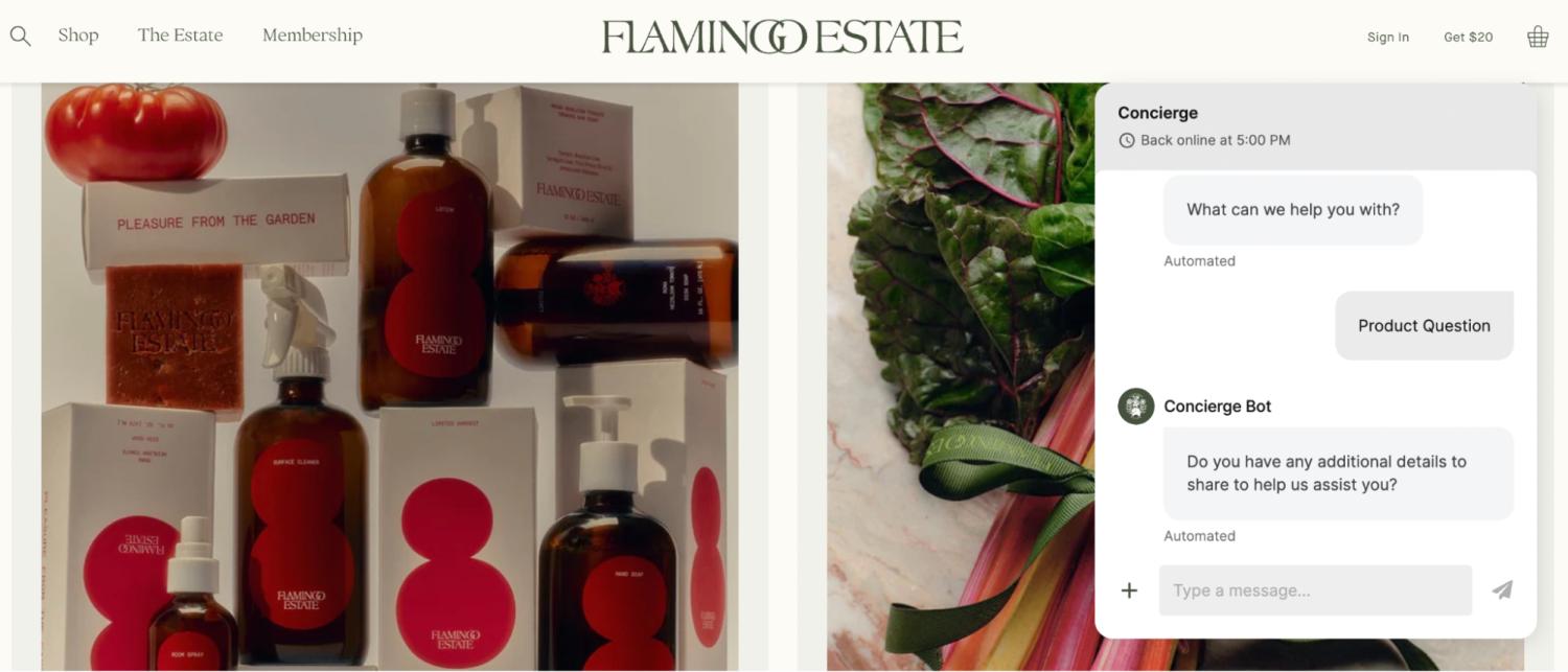 Flamingo Estate的弹出式聊天机器人询问“我们能帮你什么？”并鼓励购物者分享更多细节。