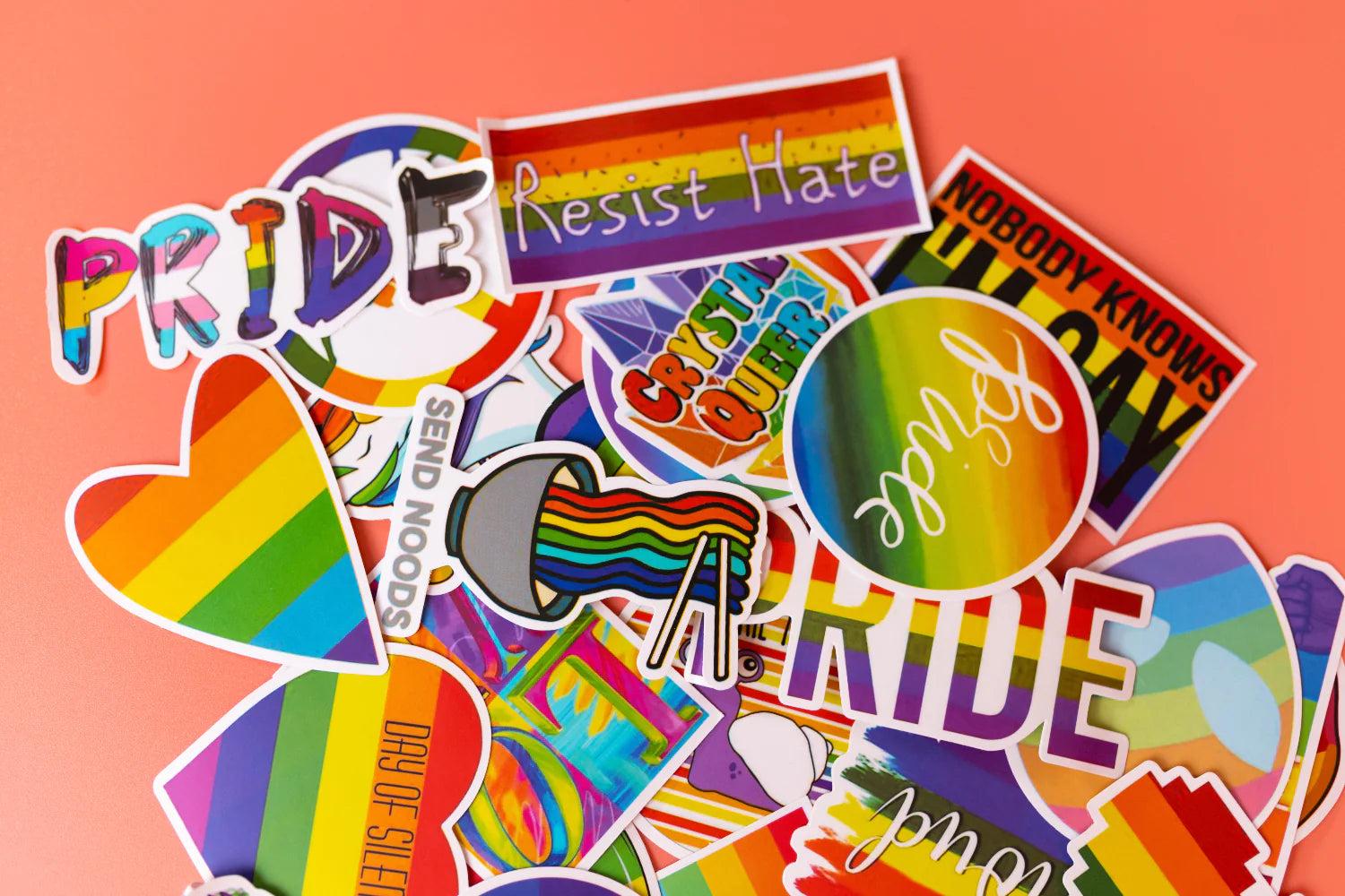 一堆LGBTQ+贴纸堆在桌子上