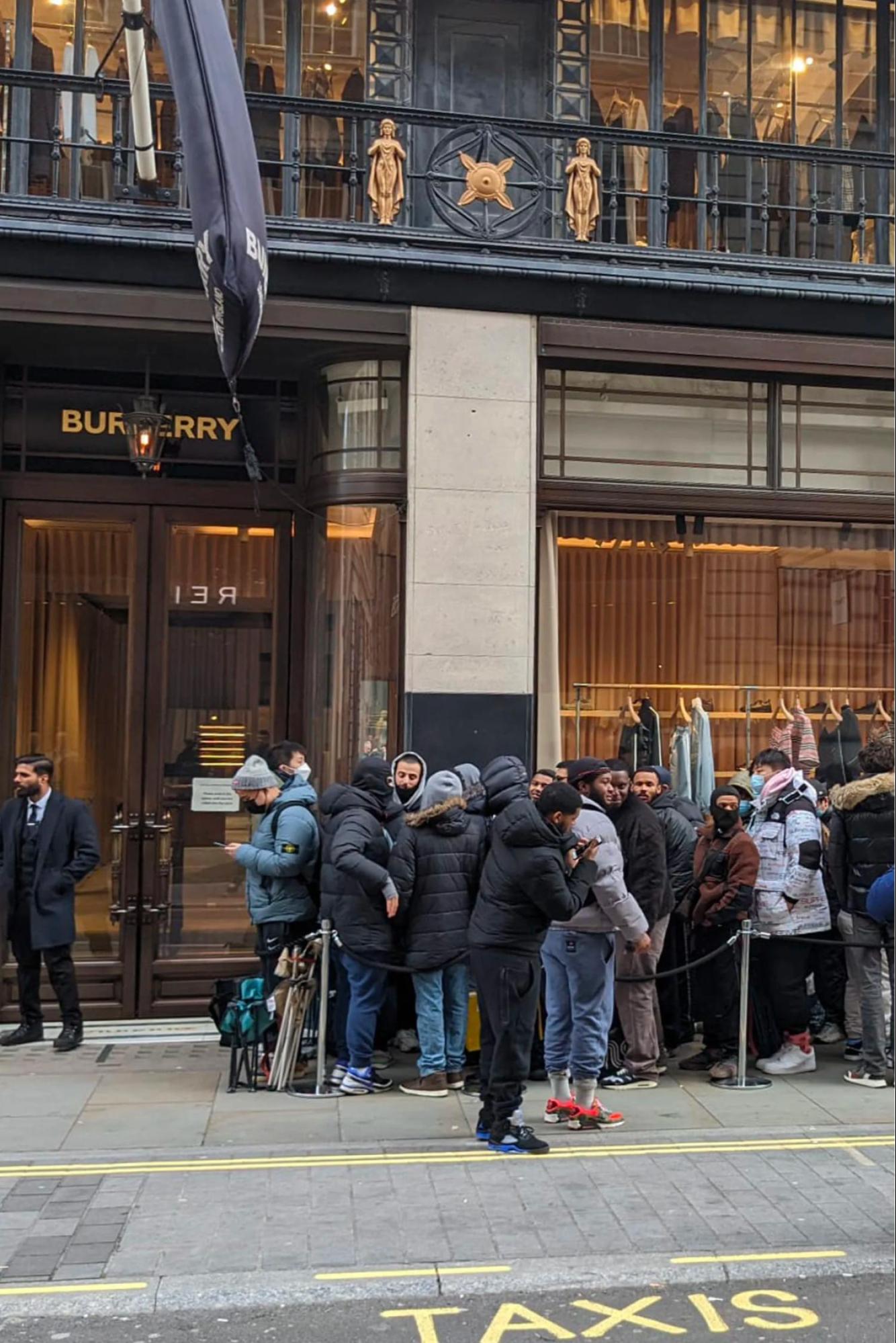 Supreme和Burberry的伦敦商店外排队的客户。