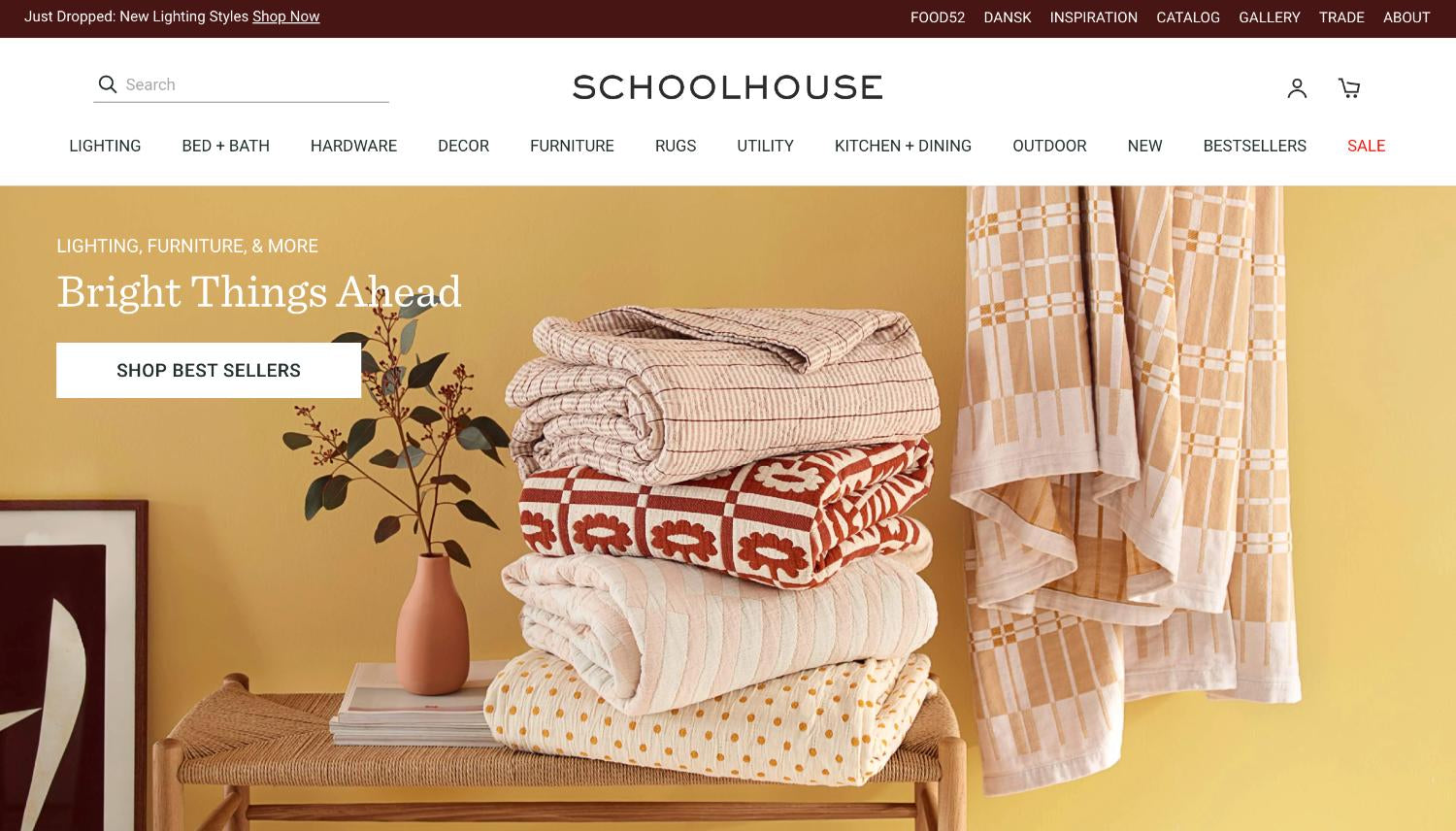 Schoolhouse网站图片中,展示了黄色背景上的图案毯子。